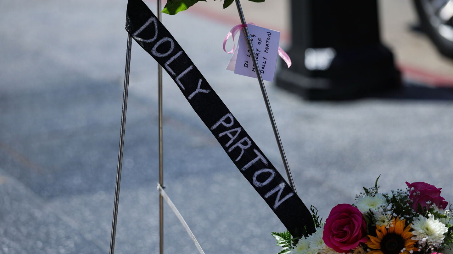 Flores y recuerdos en la estrella del Paseo de la Fama de Hollywood de la cantante y actriz Dolly Parton.