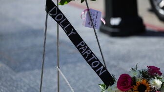 Flores y recuerdos en la estrella del Paseo de la Fama de Hollywood de la cantante y actriz Dolly Parton.
