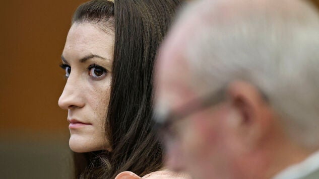 La acusada Lindsay Clancy observa al jurado mientras el juez William Sullivan se dirige a ellos en el Tribunal Superior de Plymouth