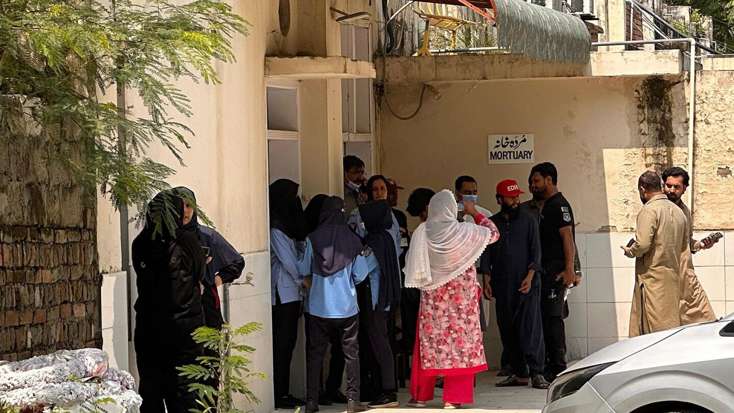 Familiares de las v&iacute;ctimas se congregan frente a la morgue del hospital 