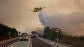 Un hidroavi&oacute;n realiza una descarga de agua sobre la carretera CV-500 ante el avance del incendio forestal declarado este jueves en la Gola de Pujol, dentro de la Devesa.
