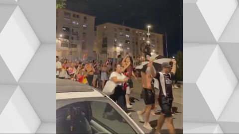 Grupo de ceut&iacute;es carga contra los migrantes en Ceuta. 