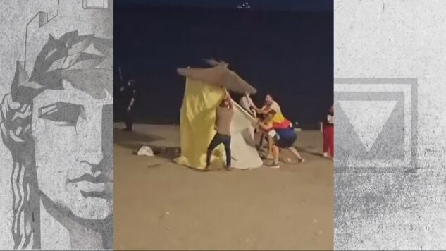 Varias personas tiran una tienda de campa&ntilde;a