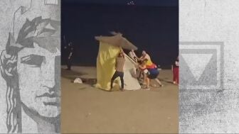Varias personas tiran una tienda de campa&ntilde;a
