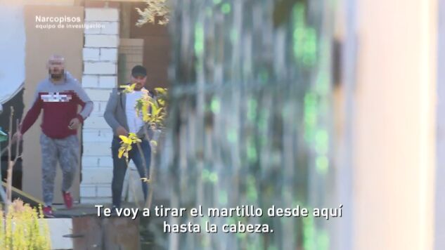 La violenta reacci&oacute;n de un vecino con laSexta tras ser preguntado por los clanes de la droga: "Te voy a tirar el martillo"