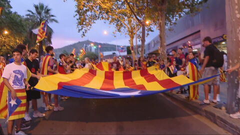 Reparten 10.000 esteladas a las puertas del Camp Nou tras la agresi&oacute;n policial de Elche