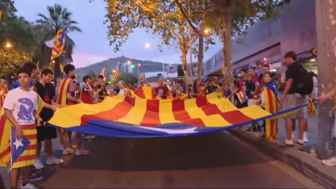 Reparten 10.000 esteladas a las puertas del Camp Nou tras la agresión policial de Elche Reparten 10.000 esteladas a las puertas del Camp Nou tras la agresión policial de Elche
