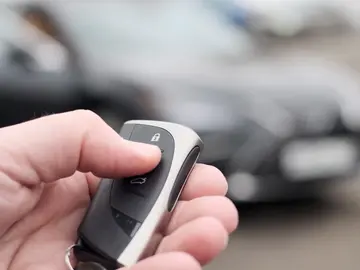 El truco oculto de la llave del coche que se activa manteniendo pulsado este botón El truco oculto de la llave del coche que se activa manteniendo pulsado este botón