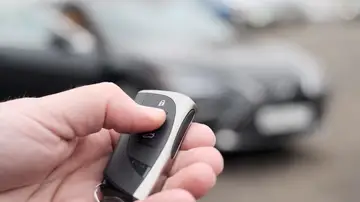 El truco oculto de la llave del coche que se activa manteniendo pulsado este botón El truco oculto de la llave del coche que se activa manteniendo pulsado este botón