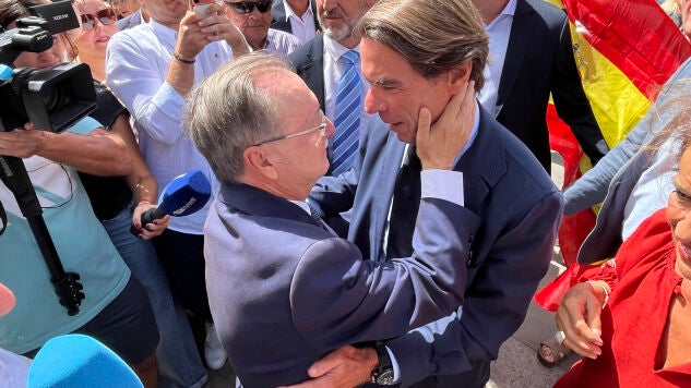 El expresidente del Gobierno y presidente de la Fundaci&oacute;n FAES, Jos&eacute; Mar&iacute;a Aznar (d), saluda al presidente de Ceuta, Juan Jes&uacute;s Vivas, durante su visita a la ciudad aut&oacute;noma, cuatro semanas despu&eacute;s de la entrada masiva de miles de migrantes desde Marruecos.