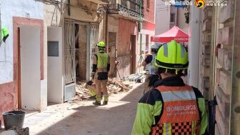 Los Bomberos de la DPH trabajan tras el derrumbe de un edificio en la calle Fat&aacute;s de Sari&ntilde;ena.