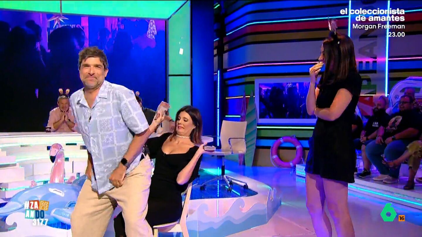 La experta en protocolo Mar&iacute;a Jos&eacute; G&oacute;mez y Verd&uacute; explica las normas de comportamiento detr&aacute;s de las despedidas de soltero, tambi&eacute;n en el momento del estriptis, con Nacho Garc&iacute;a como stripper improvisado.