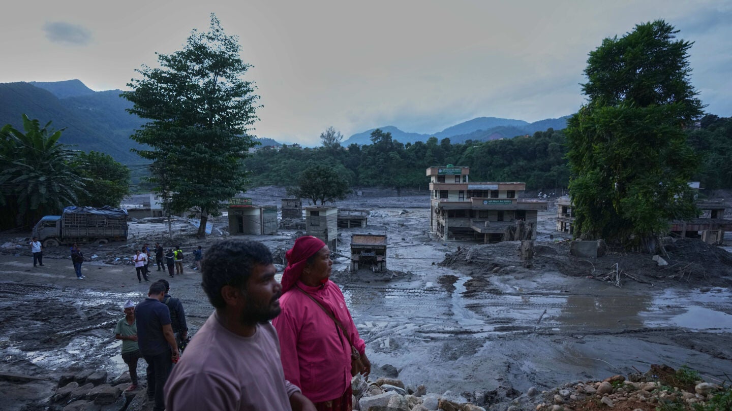 Segundos para reaccionar tras la tragedia: as&iacute; sorprendi&oacute; la brutal riada en Nepal a trabajadores y turistas