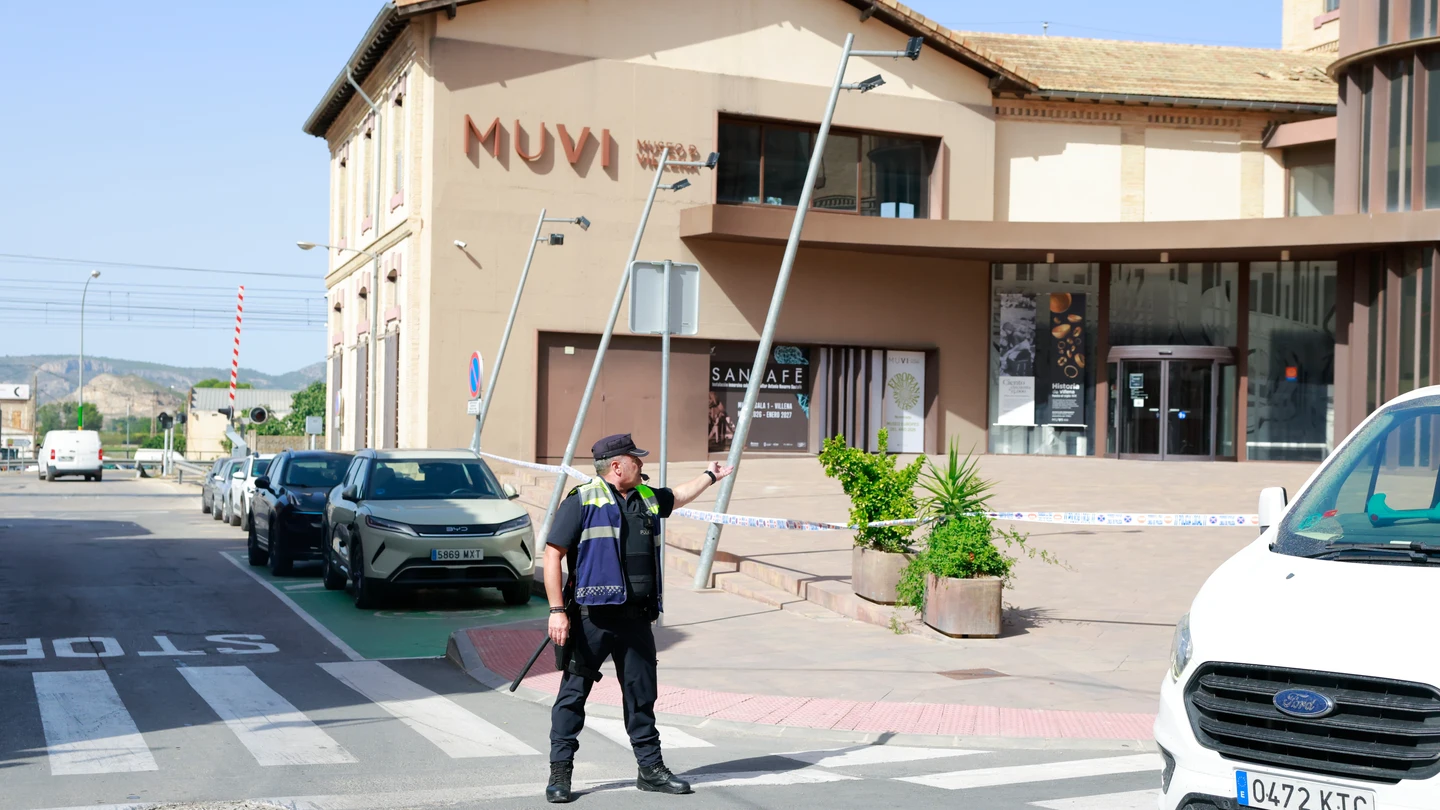 Presencia policial en los alrededores del Museo de Villena. Presencia policial en los alrededores del Museo de Villena.