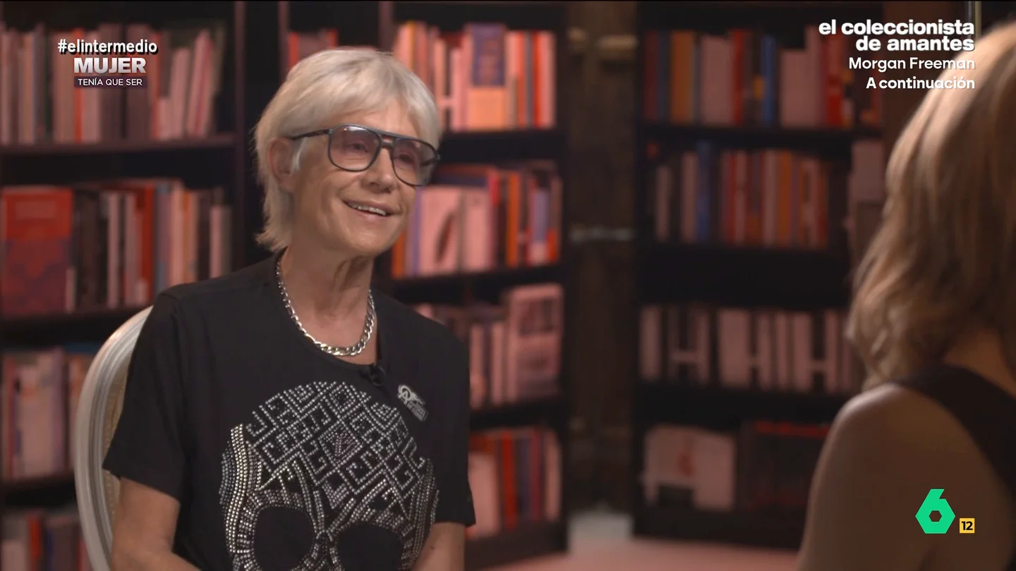 Maitena confiesa a Sandra Sabatés que es positiva, a pesar de todo: "Disfrutar de la vida es nuestra venganza" 'Mujer tenía que ser' tuvo como protagonista a la ilustradora argentina. Maitena compartía con la presentadora de El Intermedio cómo ve la situación actual de su país y, además, explicaba cómo es capaz de mantener la esperanza.