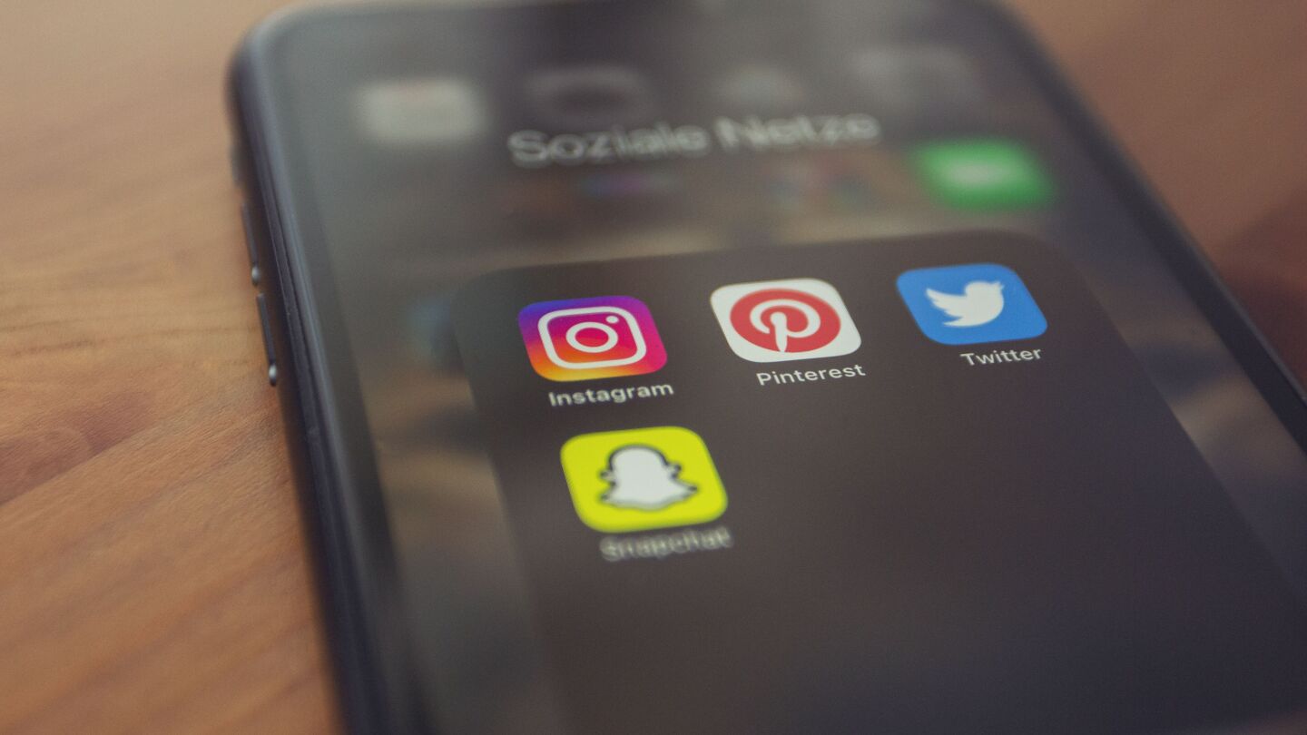 Un m&oacute;vil con varias redes sociales