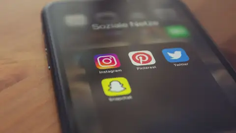 Un móvil con varias redes sociales Un móvil con varias redes sociales