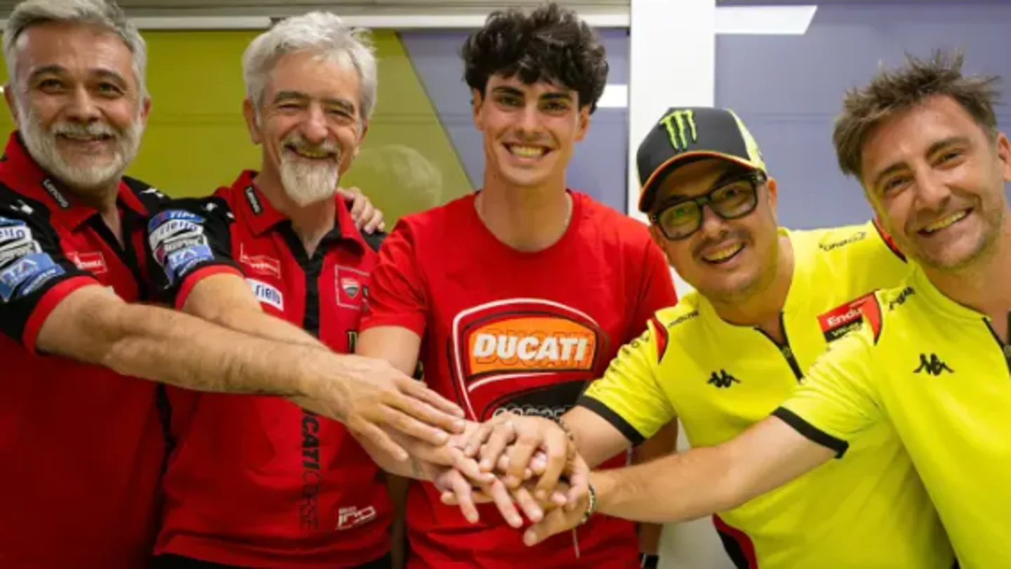 Fermín Aldeguer firma con el VR46 Fermín Aldeguer firma con el VR46
