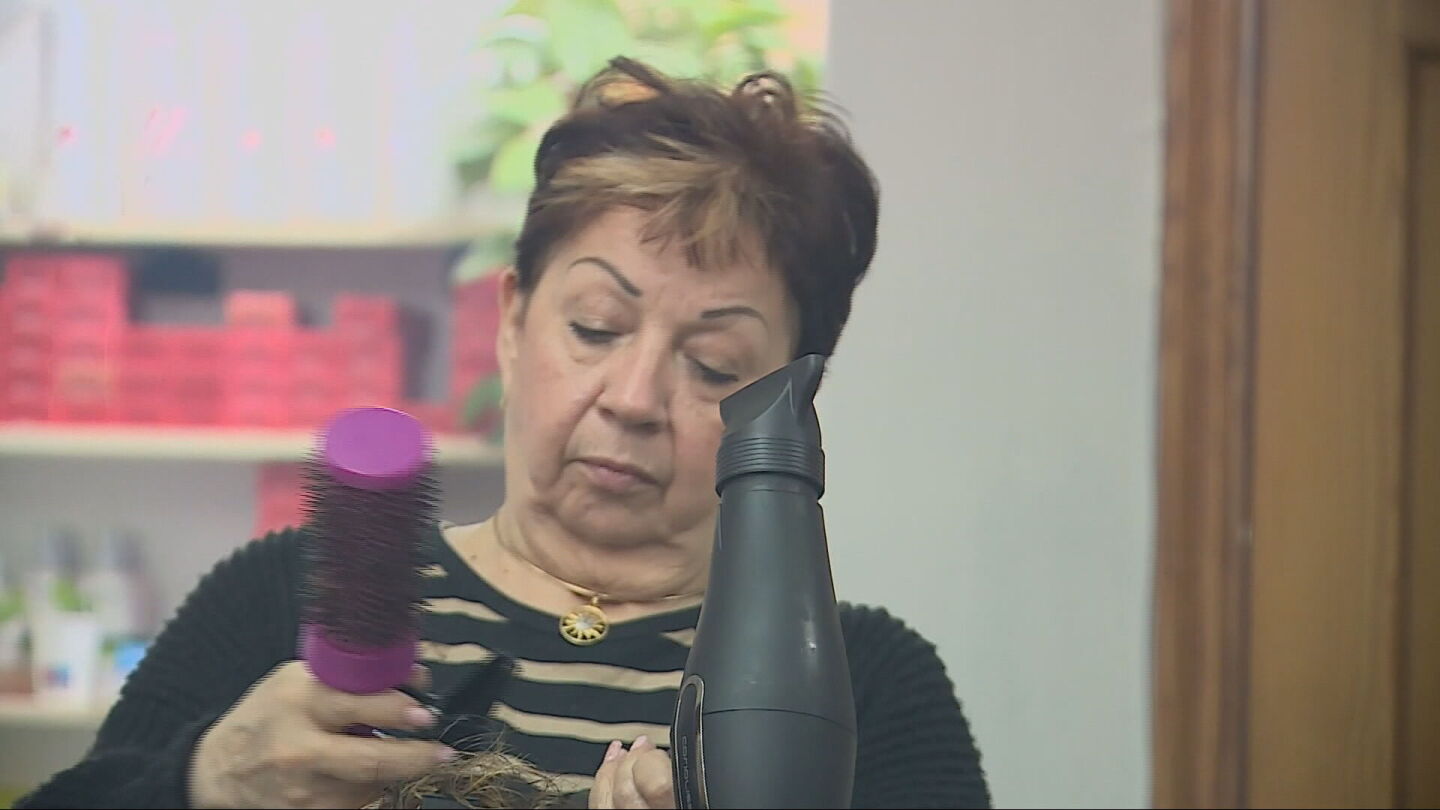 Imagen de una peluquera trabajando