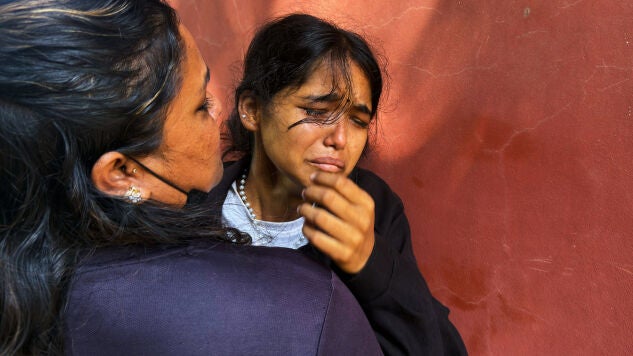 Jenisha llora mientras espera noticias de su padre desaparecido tras las inundaciones repentinas en el distrito de Nuwakot, Nepal.