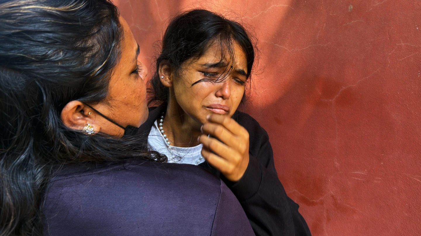Jenisha llora mientras espera noticias de su padre desaparecido tras las inundaciones repentinas en el distrito de Nuwakot, Nepal. Jenisha llora mientras espera noticias de su padre desaparecido tras las inundaciones repentinas en el distrito de Nuwakot, Nepal.