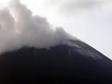 Imagen de archivo del volcán Anak Krakatoa, en Indonesia Imagen de archivo del volcán Anak Krakatoa, en Indonesia