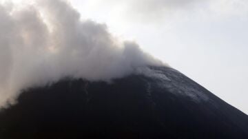 Imagen de archivo del volc&aacute;n Anak Krakatoa, en Indonesia