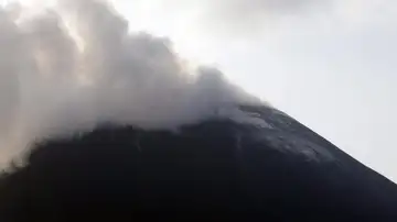 Imagen de archivo del volcán Anak Krakatoa, en Indonesia Imagen de archivo del volcán Anak Krakatoa, en Indonesia