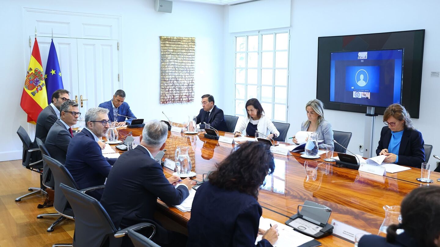 El presidente del Gobierno, Pedro S&aacute;nchez, preside la reuni&oacute;n del comit&eacute; de situaci&oacute;n para la crisis en Ceuta