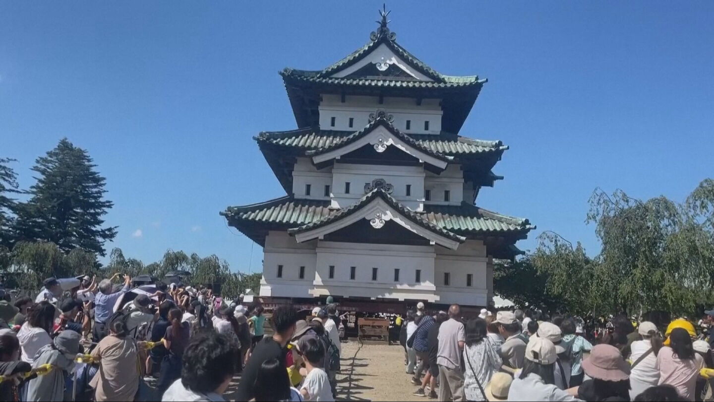 Cientos de personas arrastran la torre de Hirosaki en Jap&oacute;n