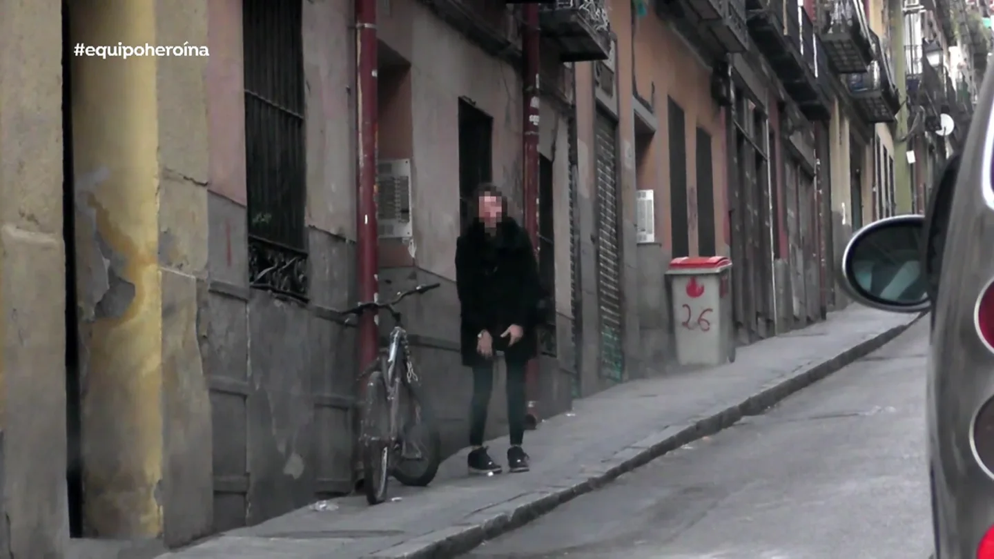 "Métete la cámara por el culo": una vecina de Lavapiés, pillada por Equipo de Investigación saliendo de un narcopiso "Métete la cámara por el culo": una vecina de Lavapiés, pillada por Equipo de Investigación saliendo de un narcopiso