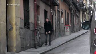 "M&eacute;tete la c&aacute;mara por el culo": una vecina de Lavapi&eacute;s, pillada por Equipo de Investigaci&oacute;n saliendo de un narcopiso