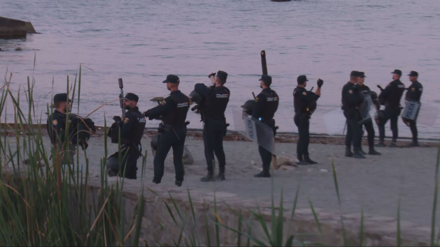 Agentes de Policía en la playa de Benítez (Ceuta)