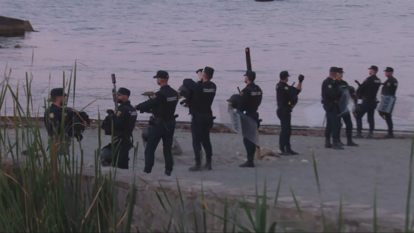 Agentes de Policía en la playa de Benítez (Ceuta) Agentes de Policía en la playa de Benítez (Ceuta)