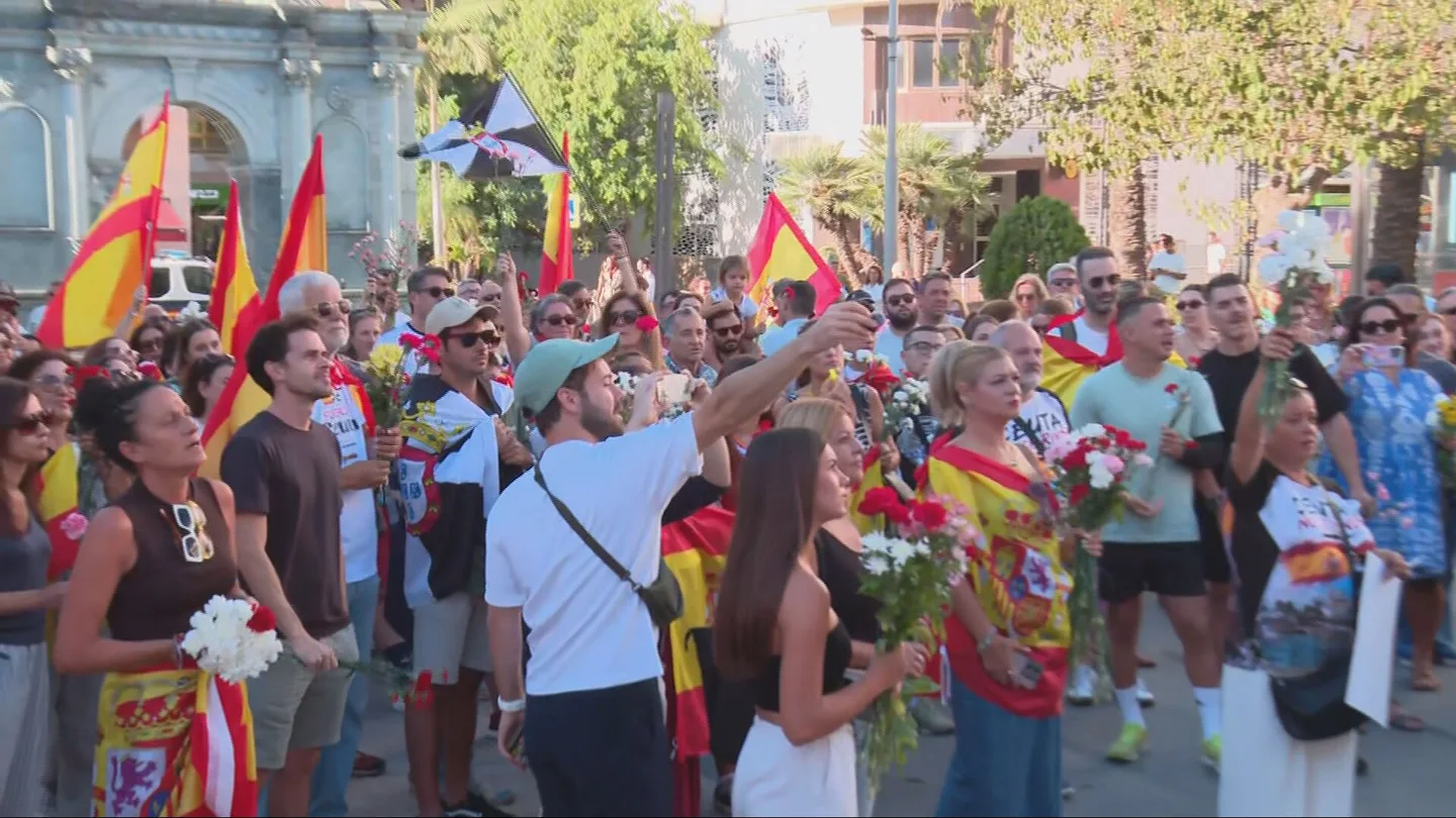 Ceutíes llevan claveles a la Delegación del Gobierno como protesta Ceutíes llevan claveles a la Delegación del Gobierno como protesta