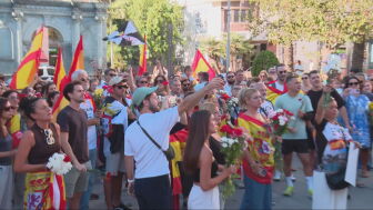 Ceut&iacute;es llevan claveles a la Delegaci&oacute;n del Gobierno como protesta