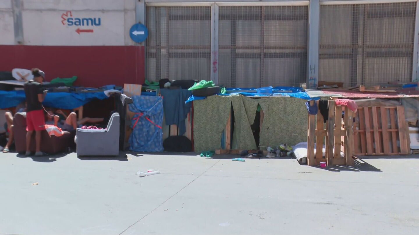 Las caba&ntilde;as donde duermen ahora los migrantes al lado de las naves del Tarajal (Ceuta)
