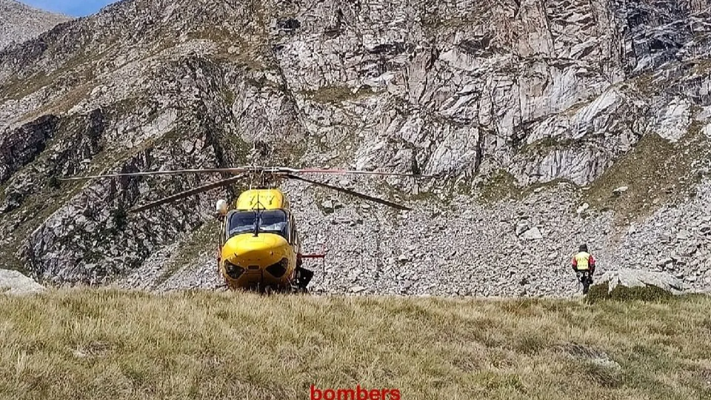Imagen del helicóptero de rescate de los Bomberos en el lugar del suceso Imagen del helicóptero de rescate de los Bomberos en el lugar del suceso