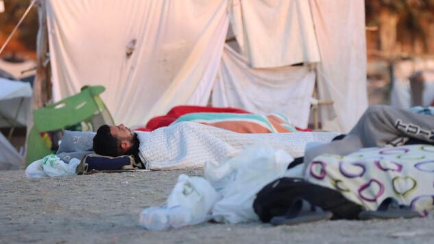 Migrantes duermen en la playa de El Trampol&iacute;n (Ceuta)