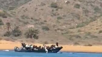 Una nueva lancha con medio centenar de migrantes llega a la costa de Cartagena