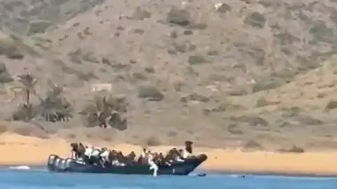 Una nueva lancha con medio centenar de migrantes llega a la costa de Cartagena Una nueva lancha con medio centenar de migrantes llega a la costa de Cartagena