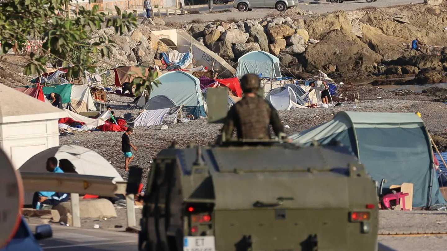 Un vehículo militar patrulla por la playa del Trampolín de Ceuta en labores preventivas Un vehículo militar patrulla por la playa del Trampolín de Ceuta en labores preventivas