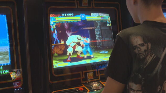Joven jugando al Maverl VS Capcom 