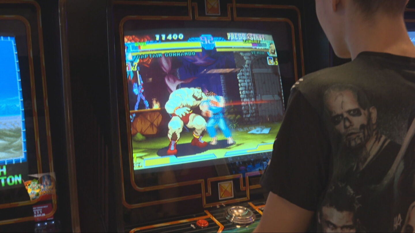 Joven jugando al Maverl VS Capcom 