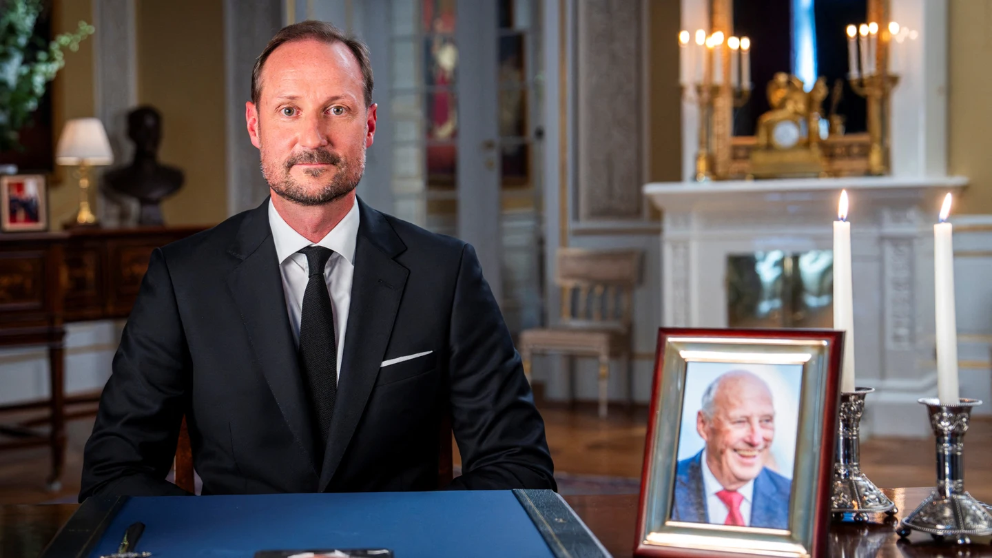 Haakon VIII en su primer discurso como rey de Noruega. Haakon VIII en su primer discurso como rey de Noruega.