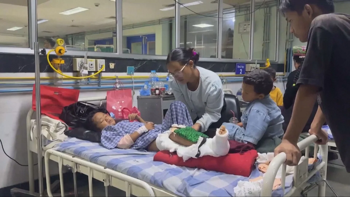 Una madre nepalí, con sus hijos Una madre nepalí, con sus hijos