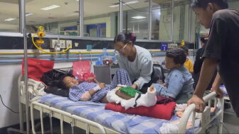 Una madre nepal&iacute;, con sus hijos