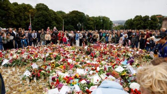 Noruega despide a Harald V con Oslo inundado de flores y velas: "No necesitabas una corona para ser rey"