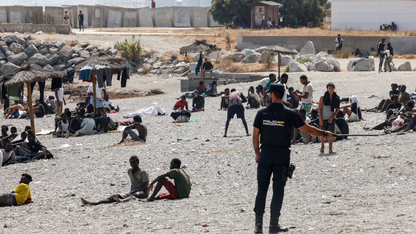 Identificados varios miembros de una ONG por repartir artefactos que pueden provocar quemaduras graves a migrantes en Ceuta