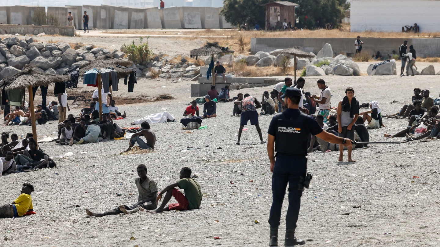 Identificados varios miembros de una ONG por repartir artefactos que pueden provocar quemaduras graves a migrantes en Ceuta Identificados varios miembros de una ONG por repartir artefactos que pueden provocar quemaduras graves a migrantes en Ceuta